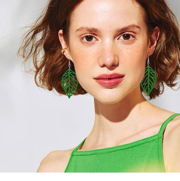 None Jewelry - Elegant Green Leaf Earrings